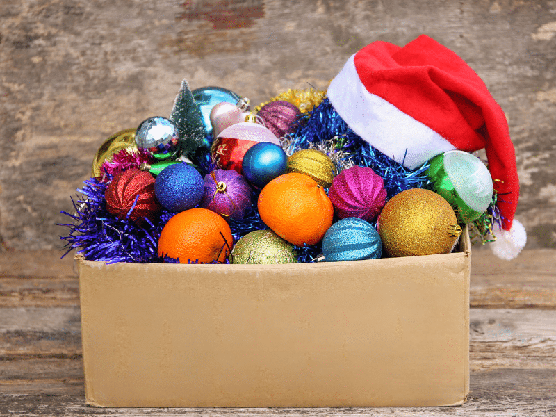 How to Efficiently Unpack and Pack up Your Holiday Decorations